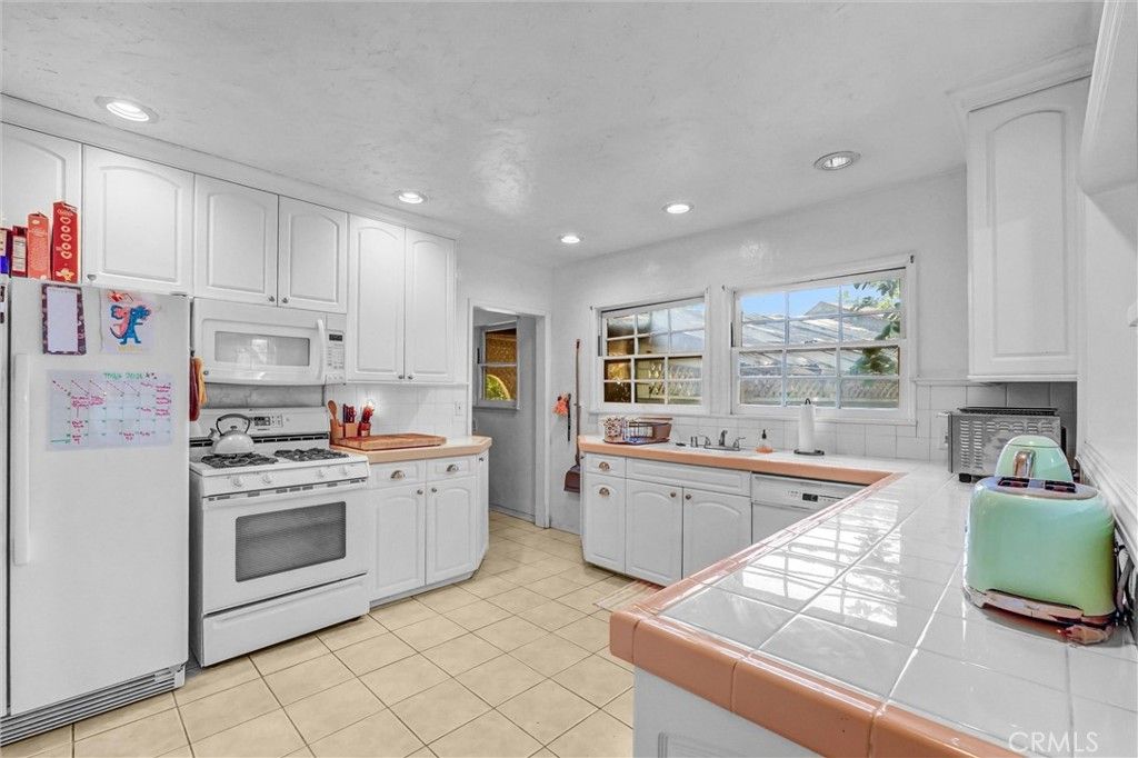Image 6 of property listing at 13505 Hatteras, Valley Glen, CA 91401