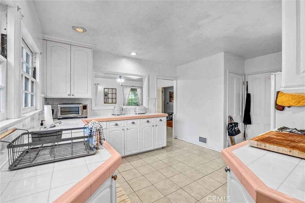 Image 7 of property listing at 13505 Hatteras, Valley Glen, CA 91401