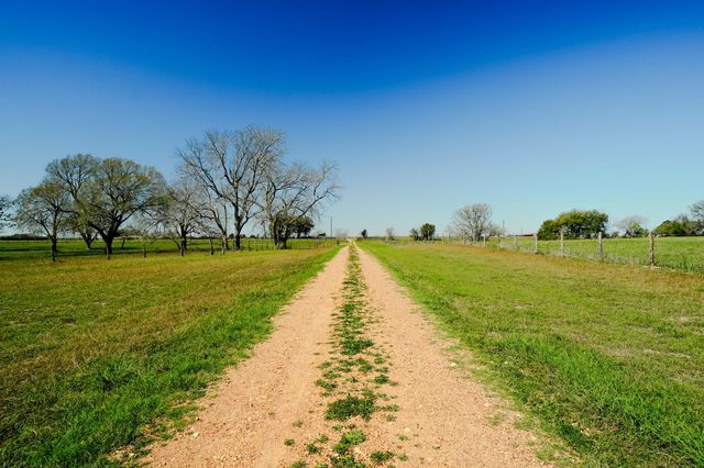 1797 County Road 261, Moulton, TX 77975