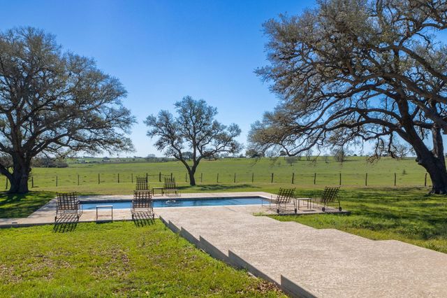 1797 County Road 261, Moulton, TX 77975