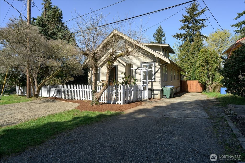 1502 E Maplewood Avenue, Bellingham, WA 98225