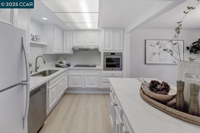 2940 Tice Creek Dr 6, Walnut Creek, CA 94595