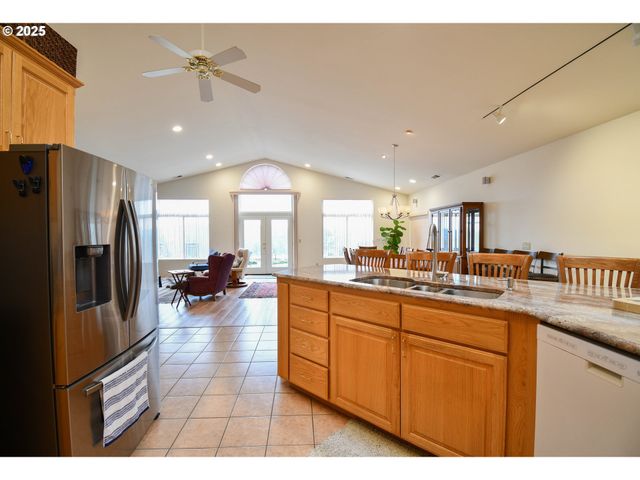 1356 Se LAUREL Ct, Roseburg, OR 97470