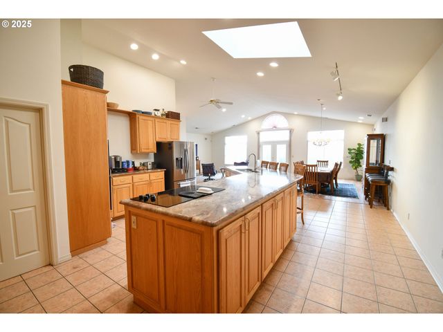 1356 Se LAUREL Ct, Roseburg, OR 97470