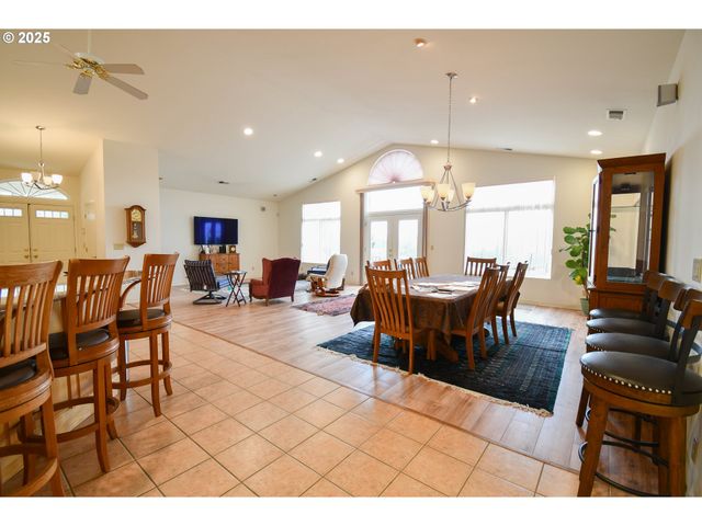 1356 Se LAUREL Ct, Roseburg, OR 97470