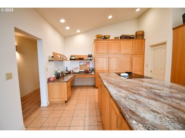 1356 Se LAUREL Ct, Roseburg, OR 97470