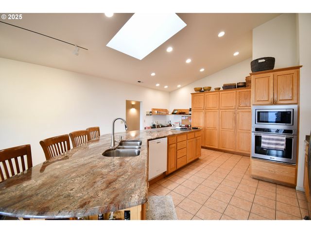 1356 Se LAUREL Ct, Roseburg, OR 97470