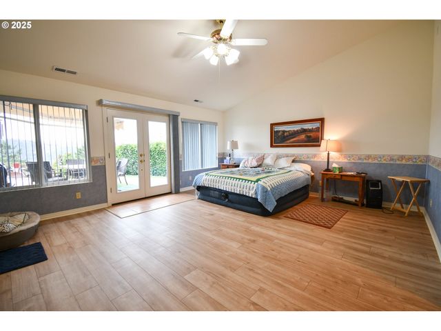 1356 Se LAUREL Ct, Roseburg, OR 97470