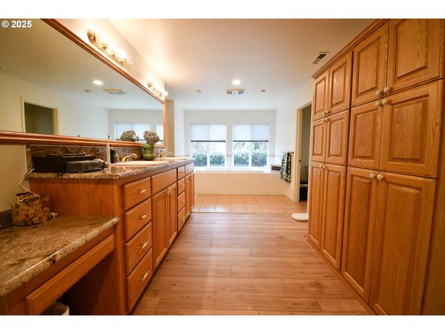 1356 Se LAUREL Ct, Roseburg, OR 97470