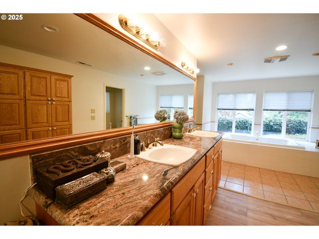 1356 Se LAUREL Ct, Roseburg, OR 97470