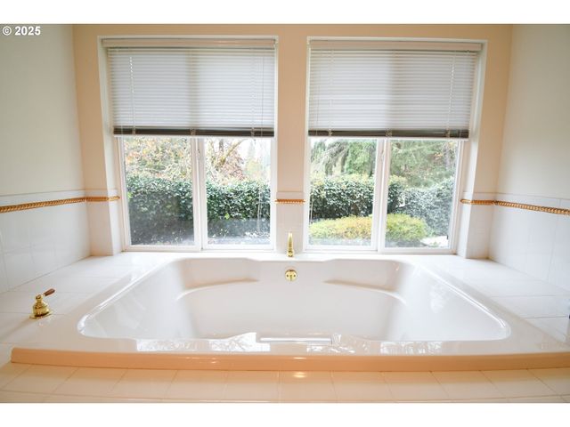 1356 Se LAUREL Ct, Roseburg, OR 97470