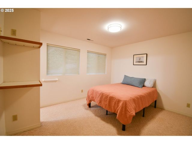 1356 Se LAUREL Ct, Roseburg, OR 97470