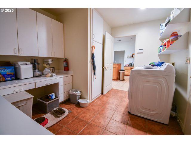 1356 Se LAUREL Ct, Roseburg, OR 97470