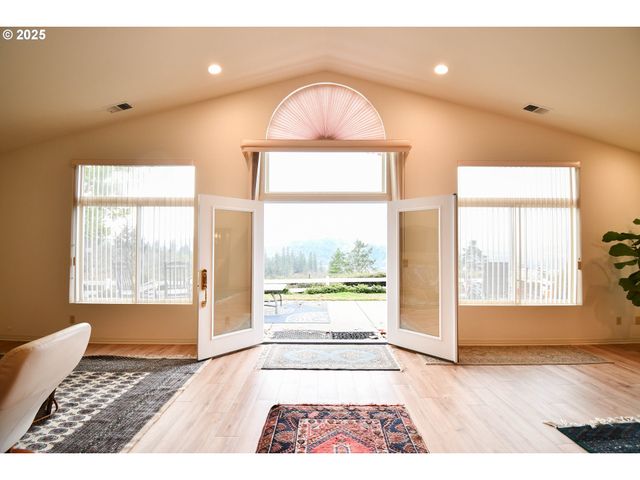 1356 Se LAUREL Ct, Roseburg, OR 97470