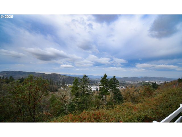 1356 Se LAUREL Ct, Roseburg, OR 97470