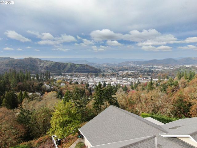 1356 Se LAUREL Ct, Roseburg, OR 97470