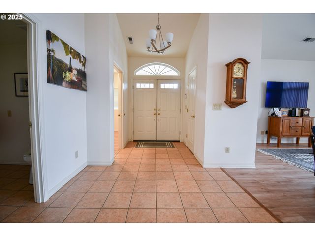 1356 Se LAUREL Ct, Roseburg, OR 97470