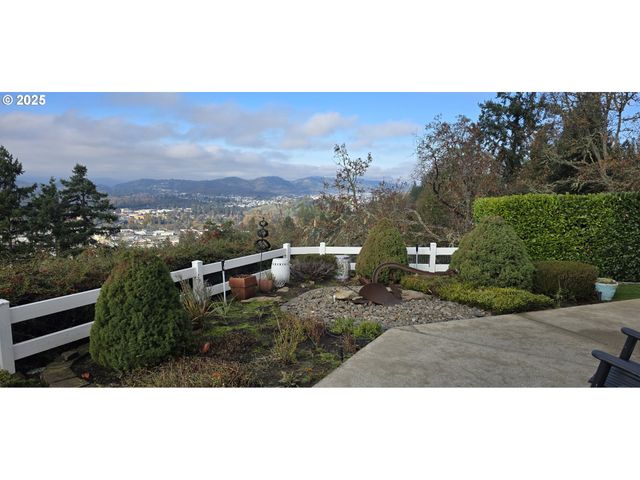 1356 Se LAUREL Ct, Roseburg, OR 97470