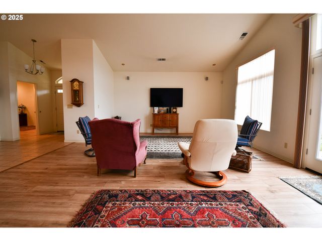 1356 Se LAUREL Ct, Roseburg, OR 97470