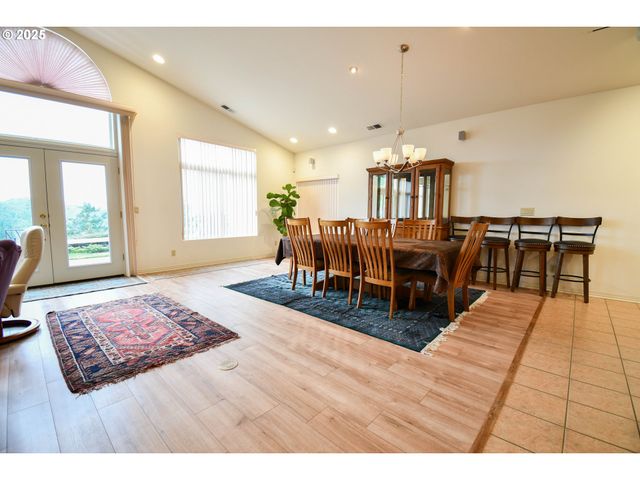 1356 Se LAUREL Ct, Roseburg, OR 97470