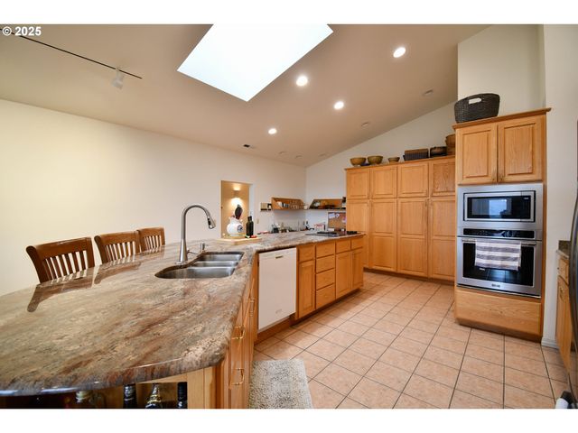 1356 Se LAUREL Ct, Roseburg, OR 97470