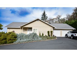 1356 Se LAUREL Ct, Roseburg, OR 97470