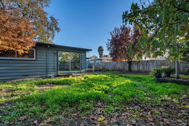 621 Sunny Manor Way, Santa Rosa, CA 95401
