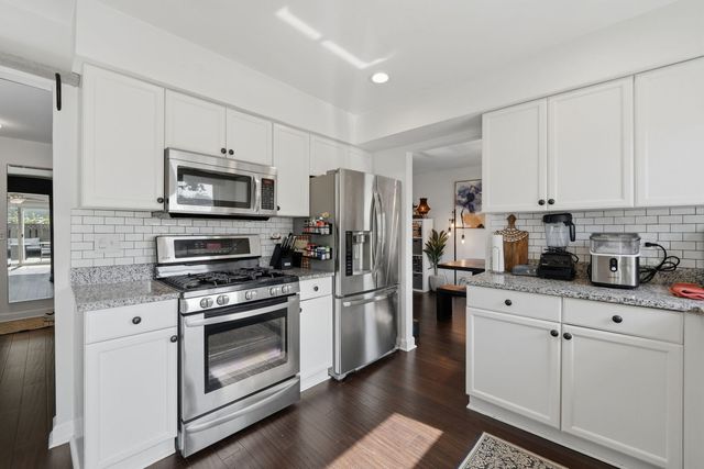 572 N Walnut Lane, Schaumburg, IL 60194