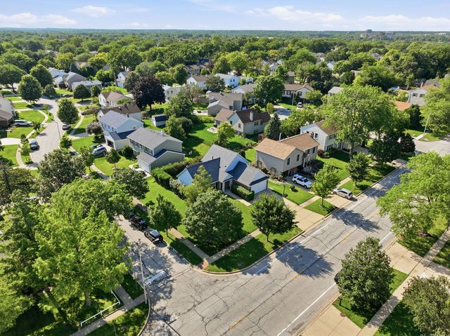 572 N Walnut Lane, Schaumburg, IL 60194