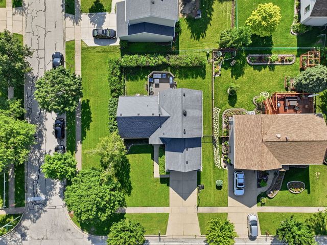 572 N Walnut Lane, Schaumburg, IL 60194