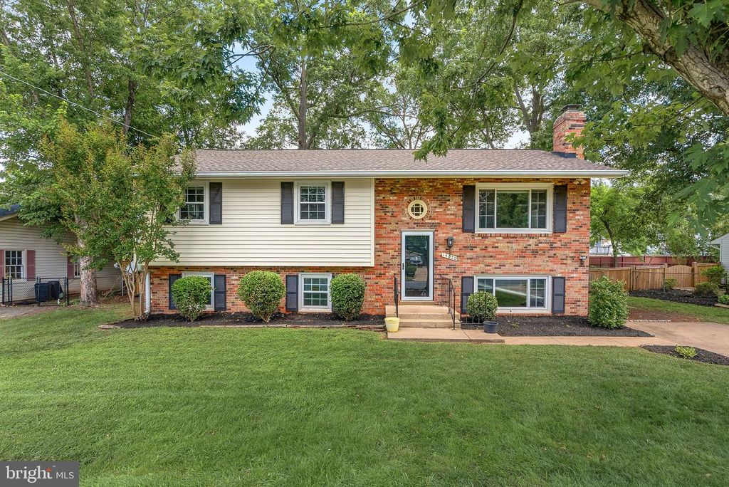 15020 CARLBERN DR, Centreville, VA 20120