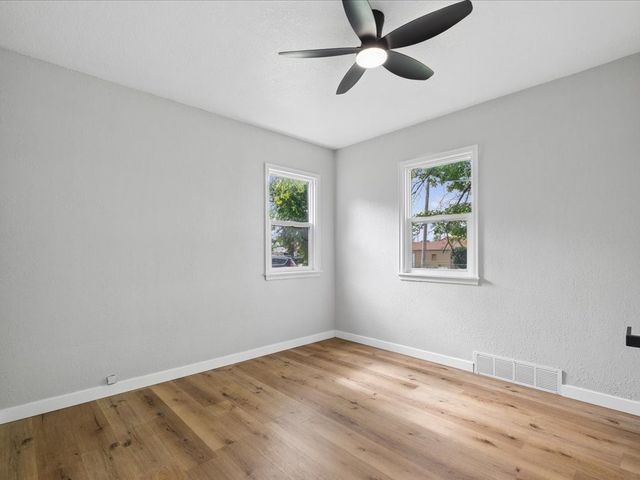1117 W Desmont Drive, Knoxville, IA 50138