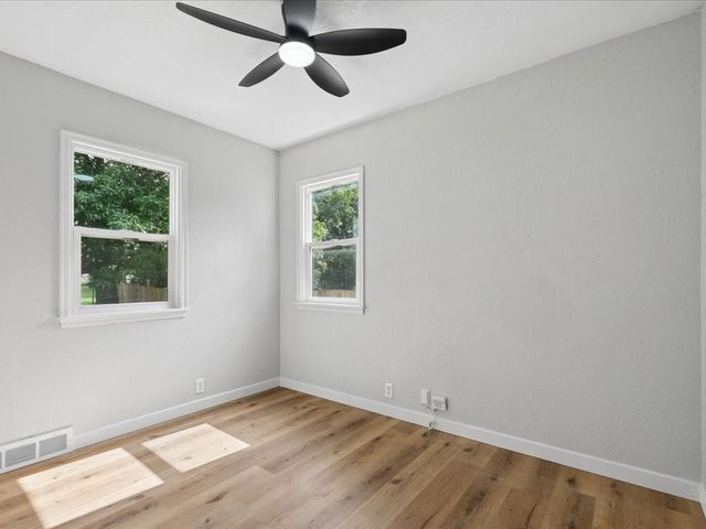 1117 W Desmont Drive, Knoxville, IA 50138