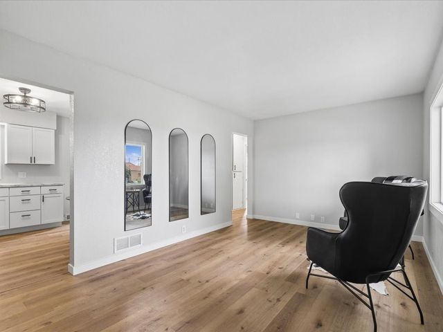 1117 W Desmont Drive, Knoxville, IA 50138