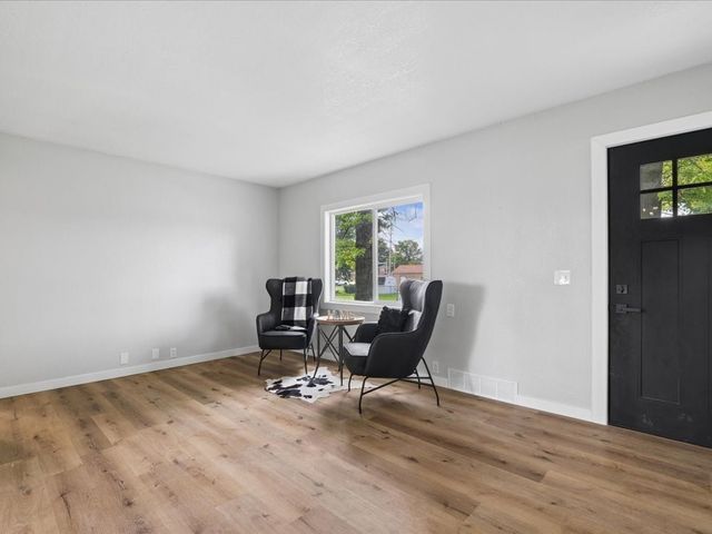 1117 W Desmont Drive, Knoxville, IA 50138