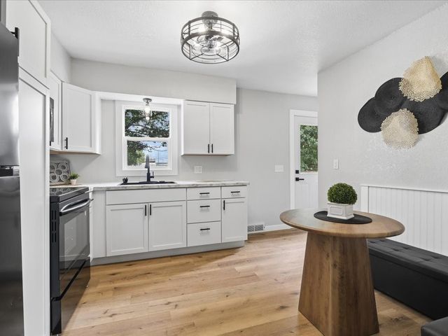 1117 W Desmont Drive, Knoxville, IA 50138