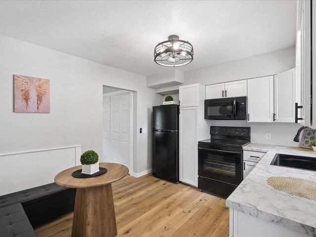 1117 W Desmont Drive, Knoxville, IA 50138