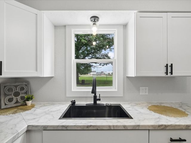 1117 W Desmont Drive, Knoxville, IA 50138