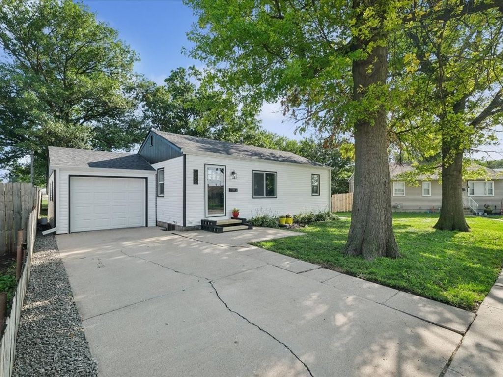 1117 W Desmont Drive, Knoxville, IA 50138