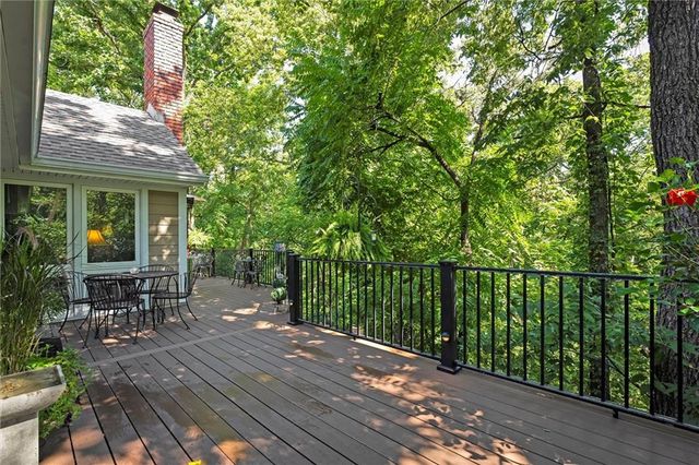 8409 Rosehill Road, Lenexa, KS 66215