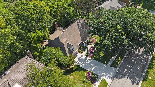 8409 Rosehill Road, Lenexa, KS 66215