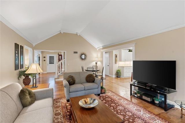 8409 Rosehill Road, Lenexa, KS 66215