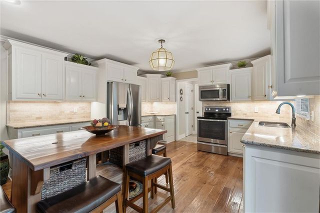 8409 Rosehill Road, Lenexa, KS 66215