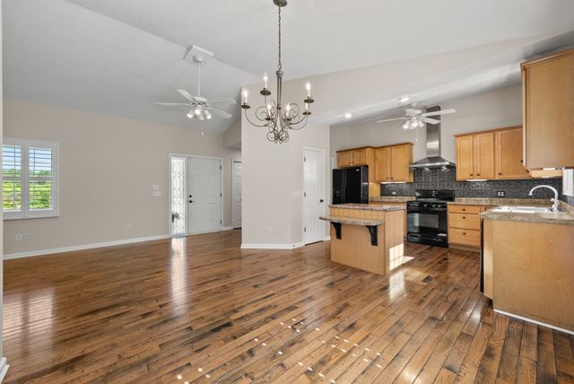 202 Partridge Pt, Cadiz, KY 42211