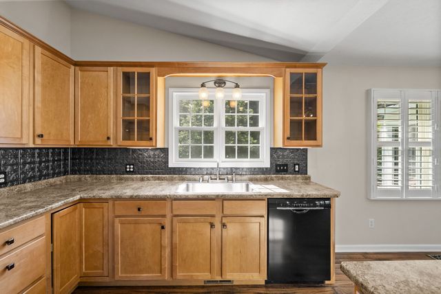 202 Partridge Pt, Cadiz, KY 42211