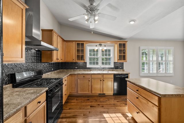 202 Partridge Pt, Cadiz, KY 42211