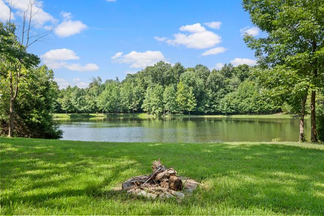 202 Partridge Pt, Cadiz, KY 42211