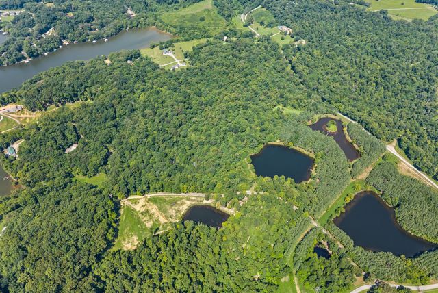 202 Partridge Pt, Cadiz, KY 42211