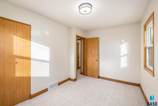 3405 E 20th St Street, Sioux Falls, SD 57103