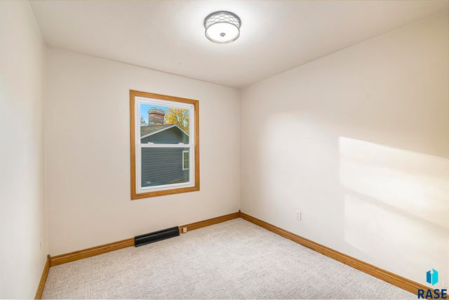 3405 E 20th St Street, Sioux Falls, SD 57103